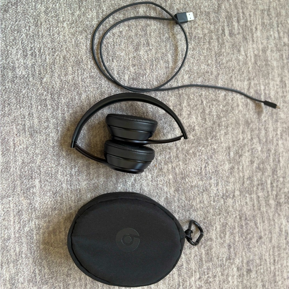 Beats solo 3’s
Used Great condition as shown.
